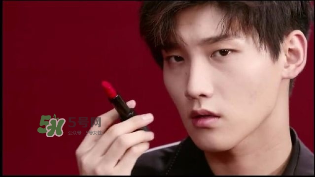 ������΢���õ�ʲô�ں죿�����ֿں�ɫ��